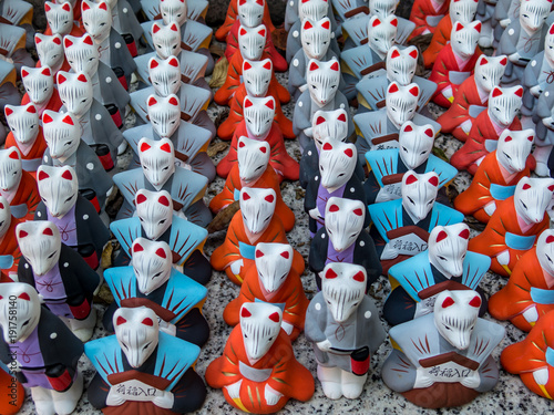 Statuette di volpe al santuario Fushimi Inari in Giappone photo