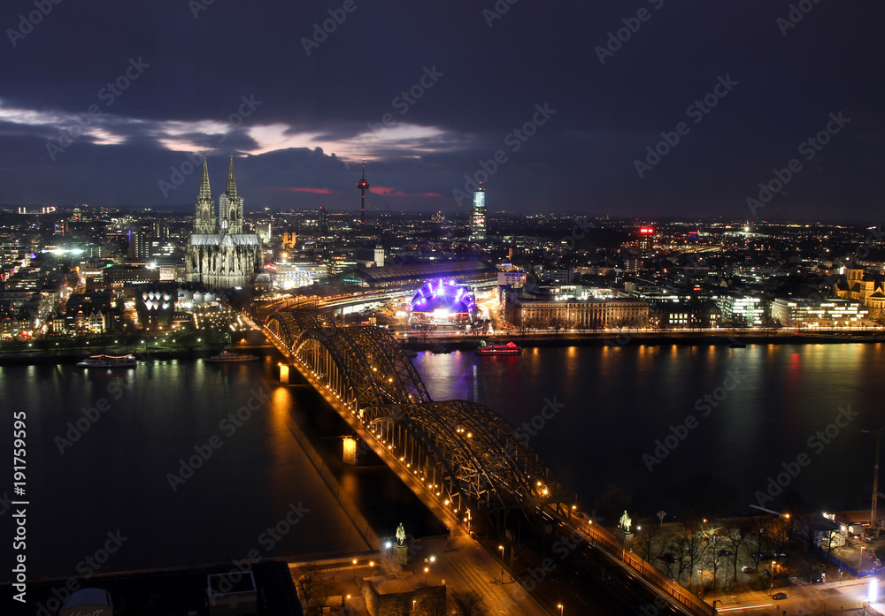 Kölner Dom bei Nacht mit Brücke und Opernhaus