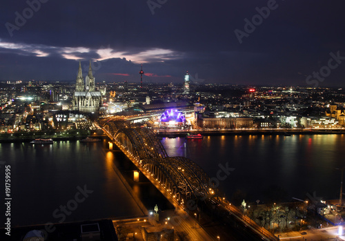 Kölner Dom bei Nacht mit Brücke und Opernhaus © Martin_P