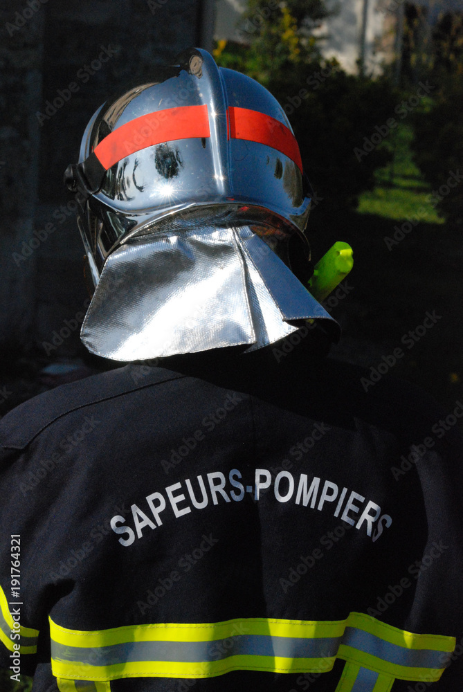 Fototapeta premium Sapeur-pompier de dos
