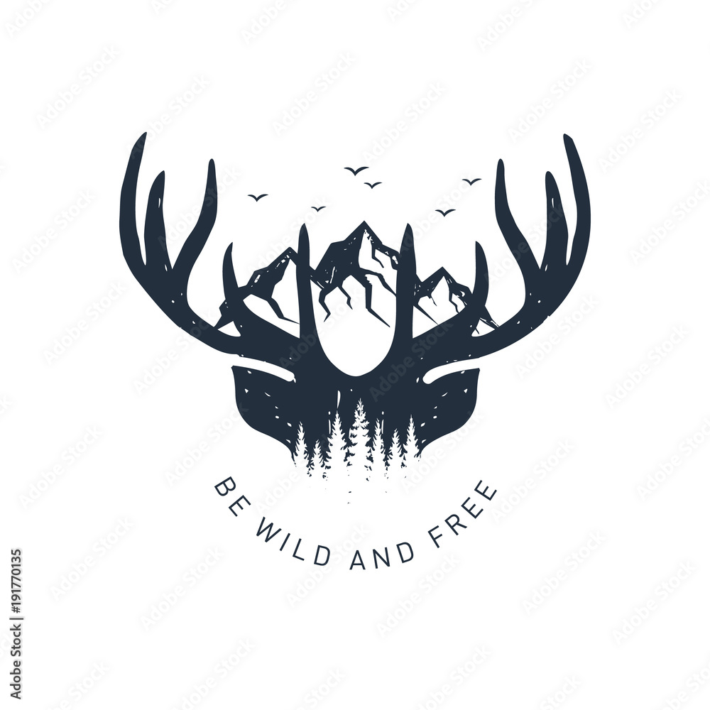 Fototapeta premium Ręcznie rysowane odznaka podróży z poroża jelenia i gór teksturowanej ilustracji wektorowych i inspirujące napis „Bądź dziki i wolny”.