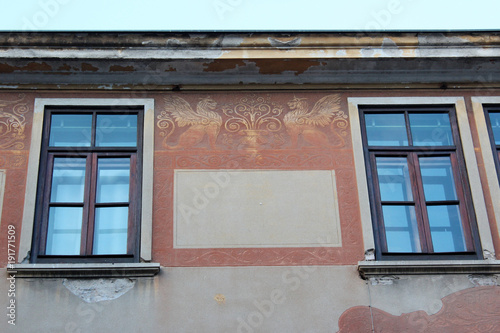 antica decorazione con ippogrifi su un palazzo