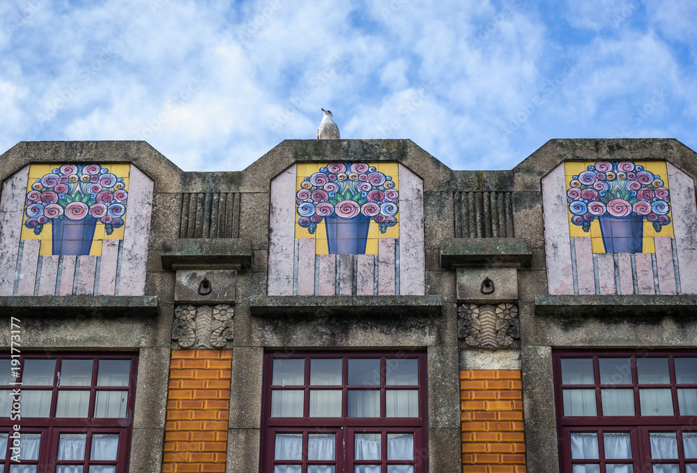 Fototapeta premium seagull on town house in Porto city, Portugal
