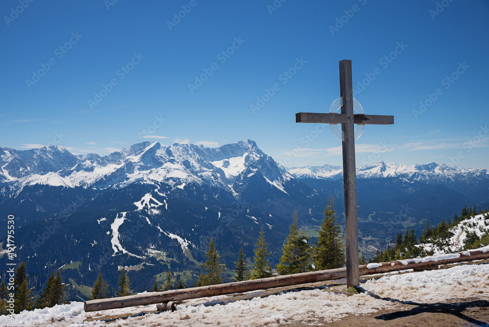 Gipfelkreuz am Wank, Blick zur Zugspitze, im Frühjahr