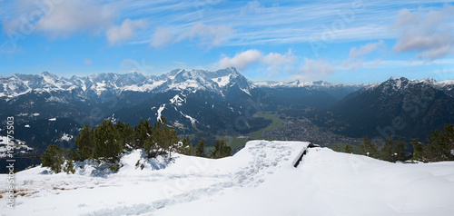Aussichtsplattform am Wank mit Blick auf Garmisch und Zugspitze