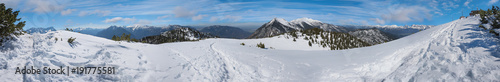 verschneiter Pfad am Wank, Alpenpanorama blauer Himmel Höhenweg