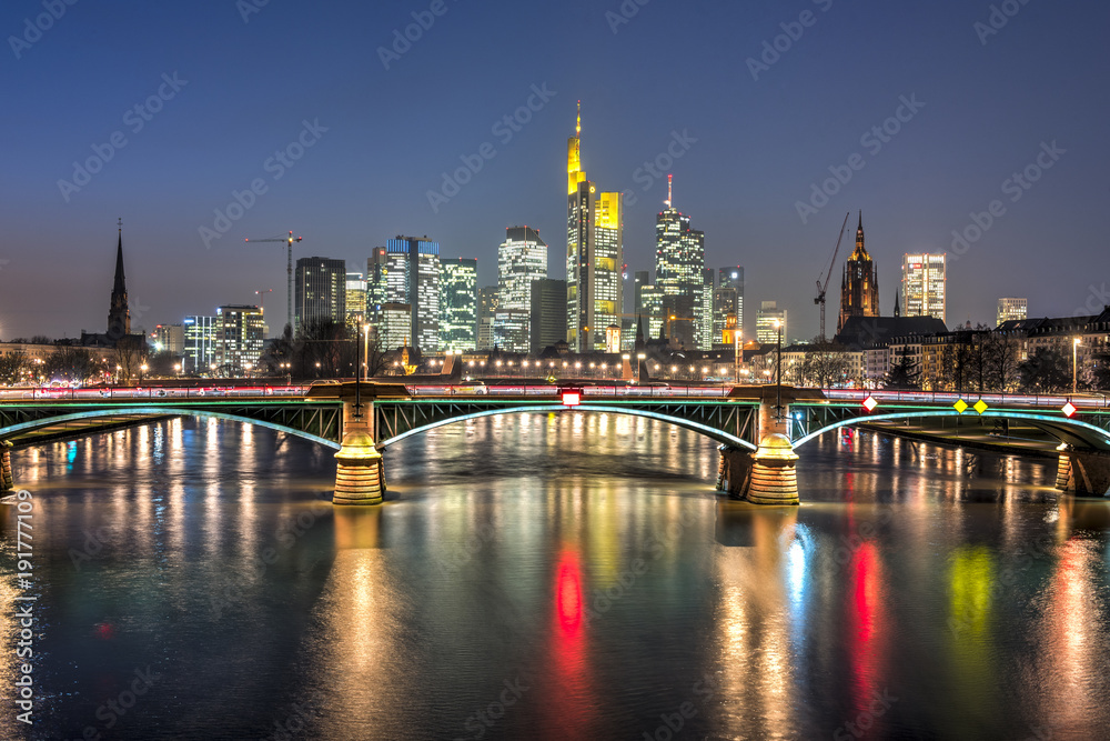 Skyline von Frankfurt am Main am Abend von der Flößerbrücke aus gesehen