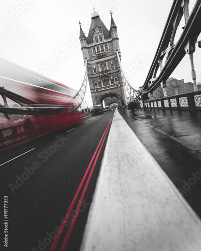 Fototapeta Naklejka Na Ścianę i Meble -  Tower Bridge bus
