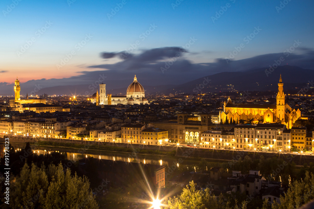 Obraz premium Panorama view of Florence after sunset from Piazzale Michelangelo