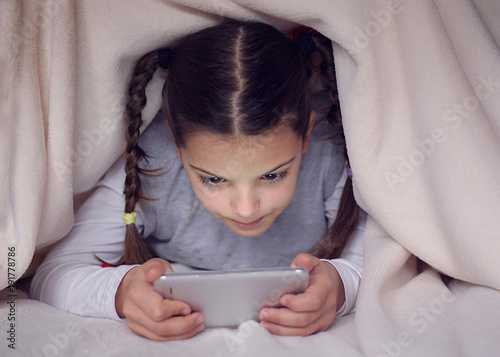 girl play on smart phone