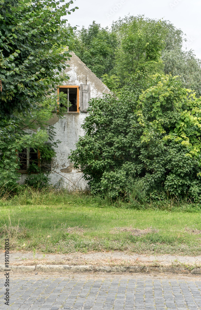 Φωτογραφία uninhabited house / Gable of an old, gray uninhabited house in the countryside