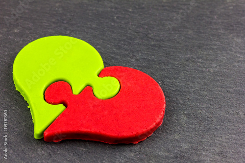 ein Herz aus Schokolade, mit zwei verschiedenen Geschmacksrichtungen, Matcha und Erdbeere