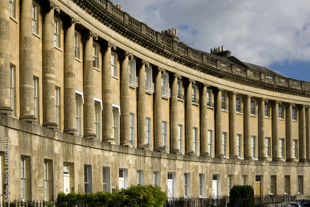 Fototapeta premium UK, England, Somerset, Bath, World Heritage City, historic terraced houses in The Royal Crescent