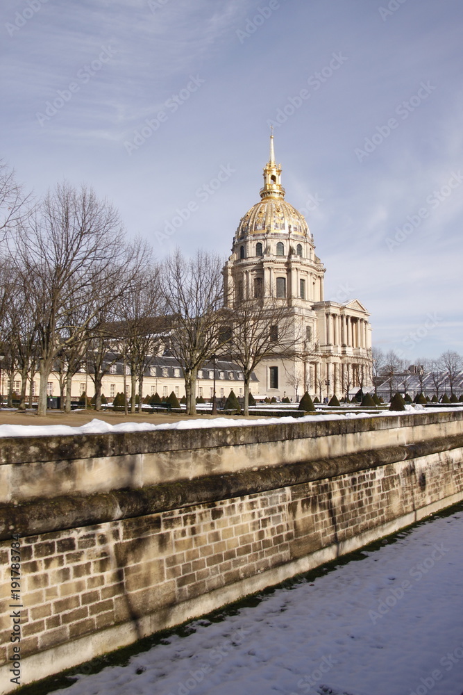 Invalides sous la neige à Paris