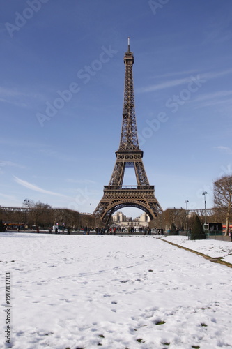 La Tour Eiffel vue depuis le Champs de Mars sous la neige à Paris © Atlantis