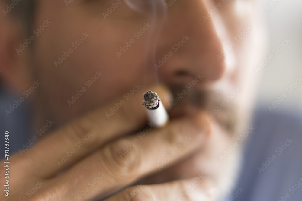 Fototapeta premium sigara içen erkek ve duman