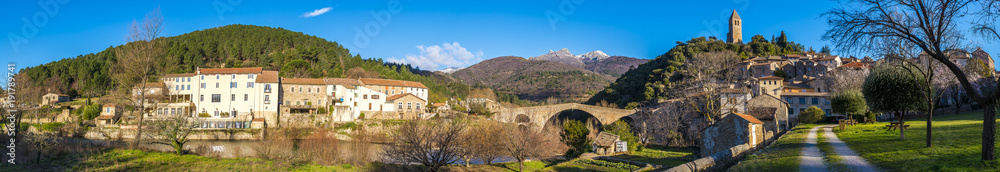 Panorama du Village d'Olargues dans l'Hérault, Occitanie en France