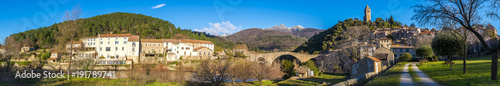 Panorama du Village d'Olargues dans l'Hérault, Occitanie en France © FredP