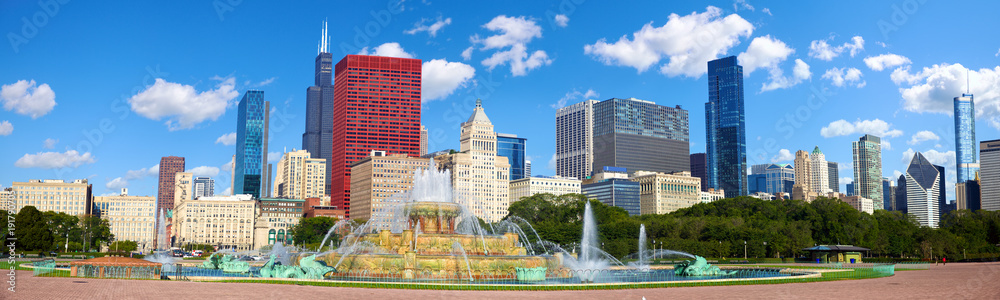 Naklejka premium Chicago skyline panorama z Buckingham Fountain, Stany Zjednoczone