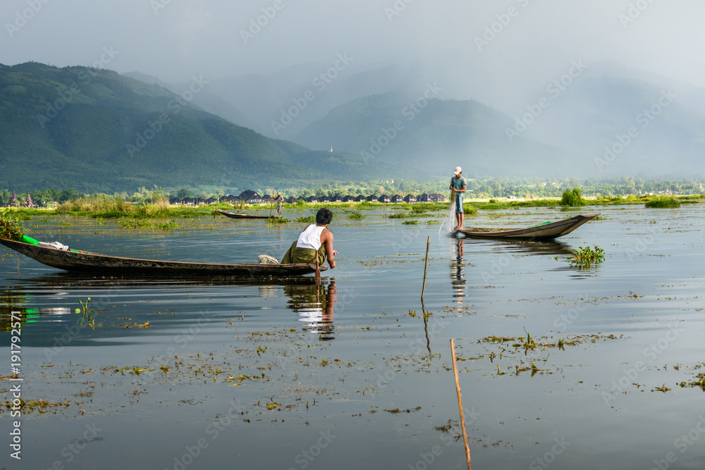 Pêcheurs avec filets sur le lac Inle, Myanmar.