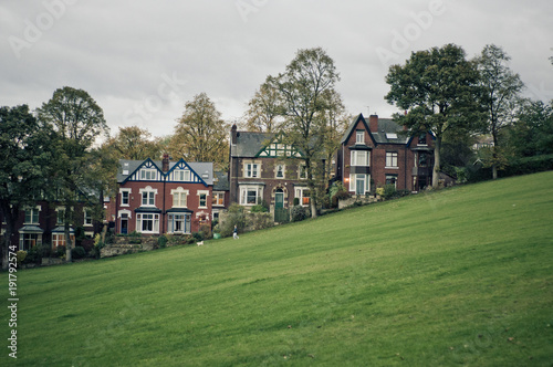 Foto british houses on a meadow hill in Sheffield, England
