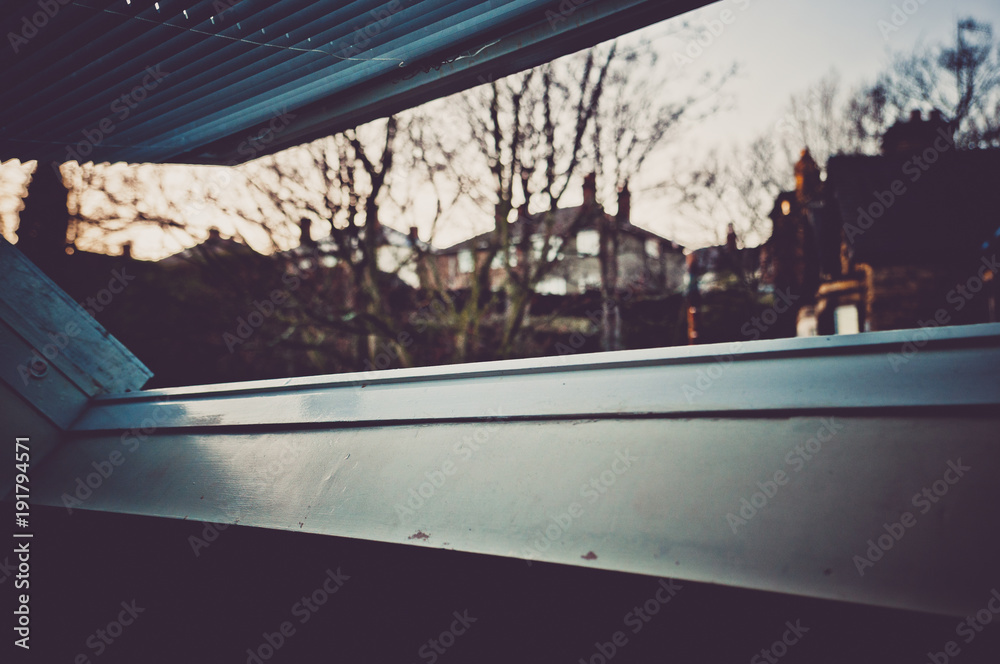Fototapeta premium Blick aus einem Dachfenster auf benachbarte Häuser in England