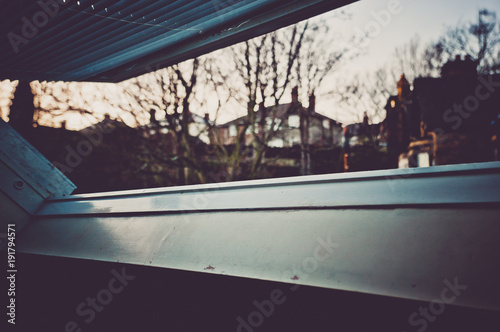 Blick aus einem Dachfenster auf benachbarte H  user in England