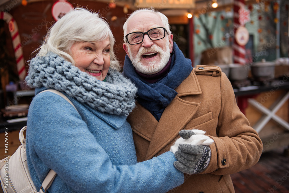 Φωτογραφία Portrait of excited senior married couple having fun outdoor