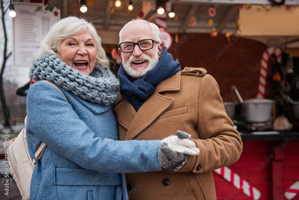 Φωτογραφία Waist up portrait of cheerful elderly man and woman are entertaining on street