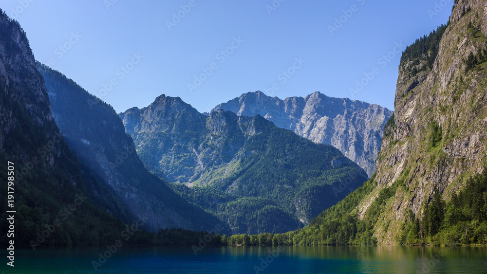 bergsee in alpenlandschaft