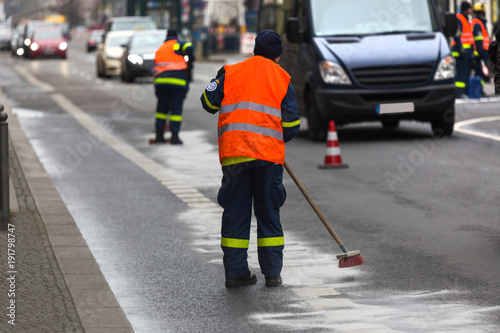 german thw eliminating oil traces on a street