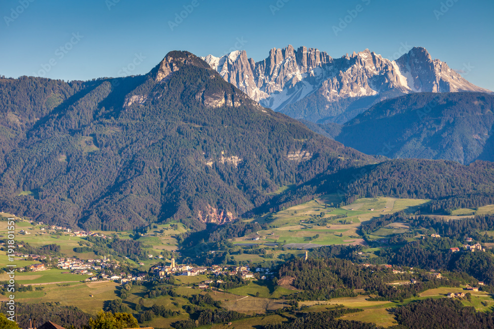 Blick zum Rosengarten Massiv von Mittelberg am Ritten Blick zum Rosengarten Massiv von Mittelberg am Ritten