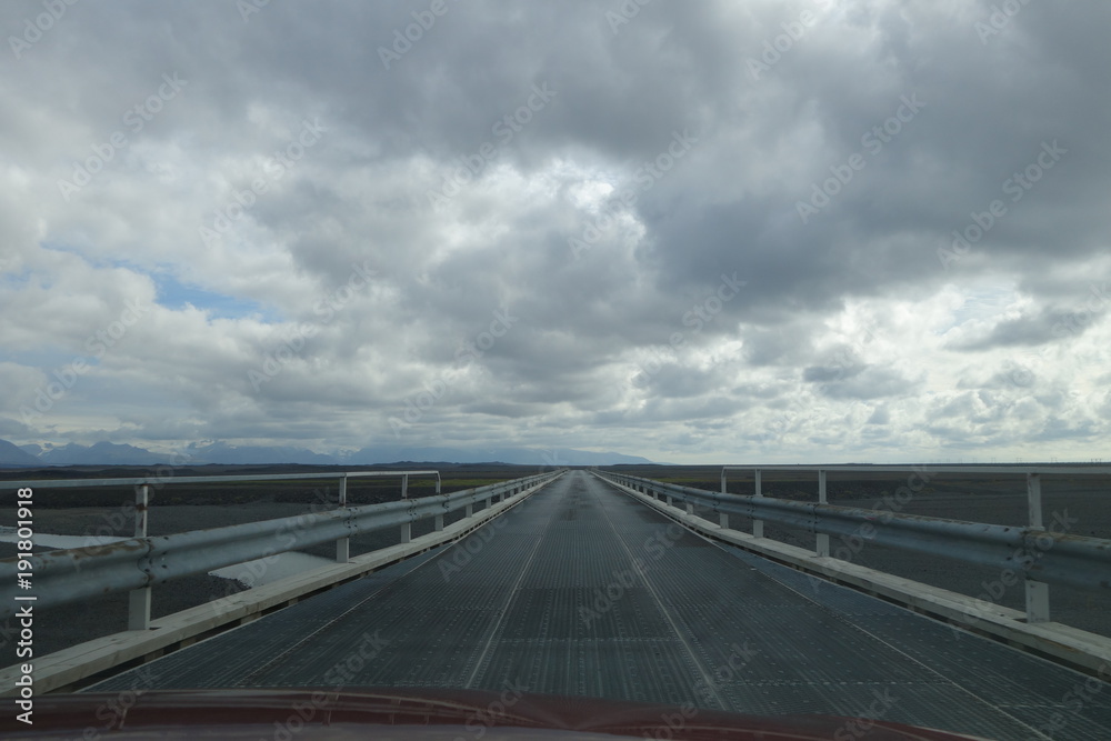 アイスランド、自動車で橋を渡る