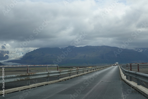 アイスランド、自動車で橋を渡る
