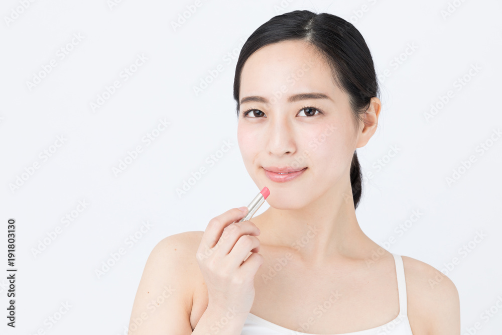 化粧をする女性 白バックイメージ 化粧をする女性 白バックイメージ