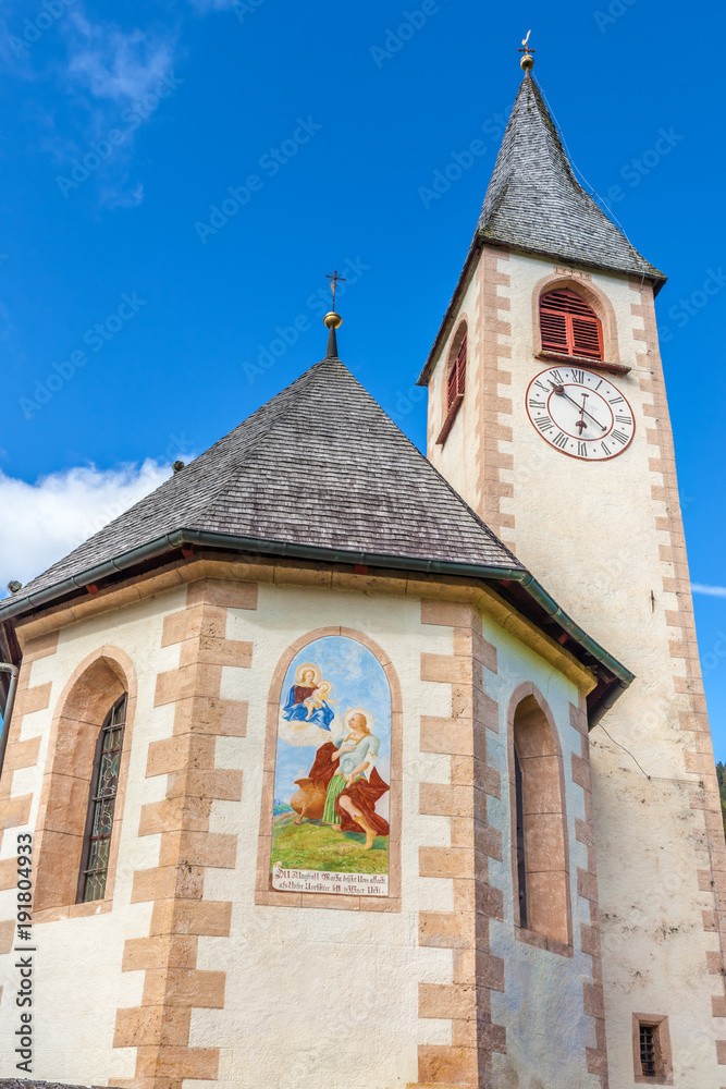 Obraz premium Kirche von St. Veit im Pragser Tal