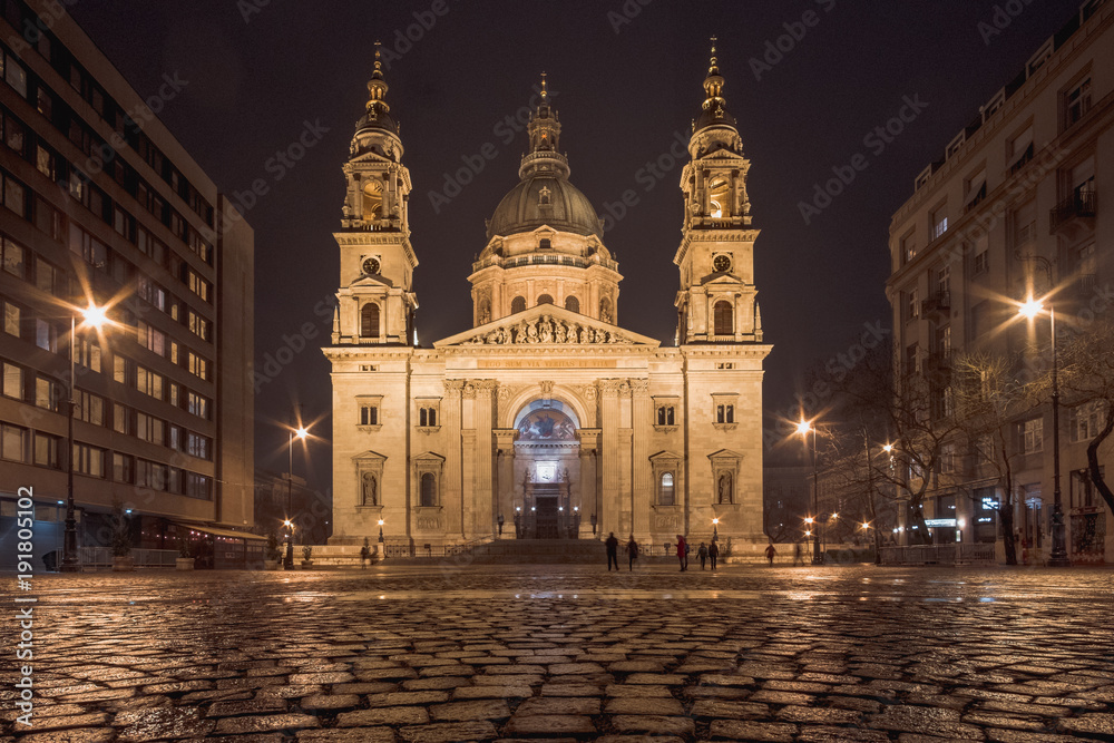 Long exposure at night of the st stephen Basilica in the center of Budapest