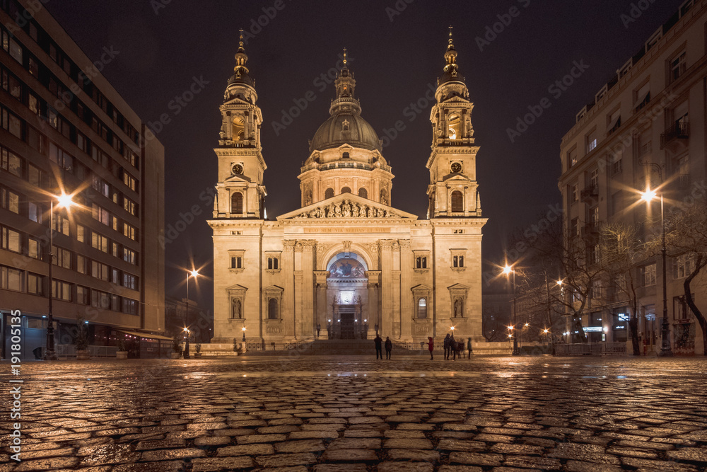 Long exposure at night of the st stephen Basilica in the center of Budapest