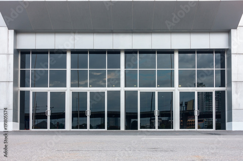 Aluminum composite and entrance door of exbihition hall