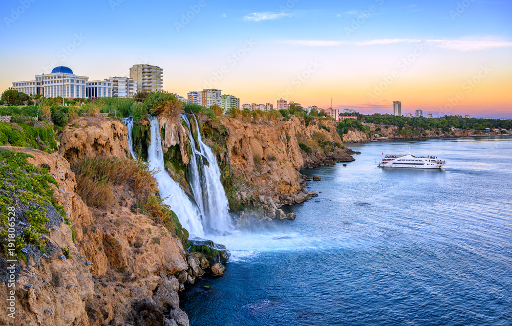 Fototapeta premium Wodospady wybrzeża Duden, Antalya, Turcja, na zachodzie słońca
