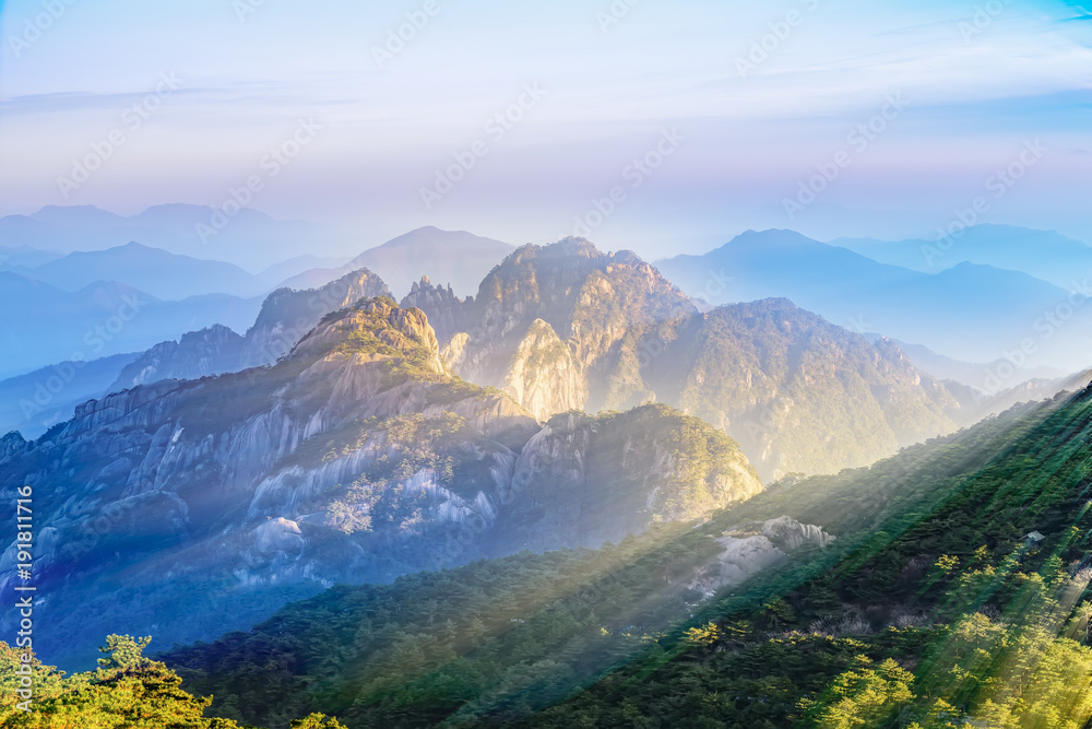 Fototapeta premium Sunrise in Mount Huangshan, China