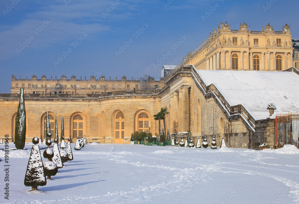 Château de Versailles sous la neige vu de l'orangerie 