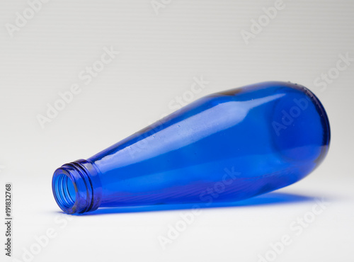 Blauer Flasche liegend