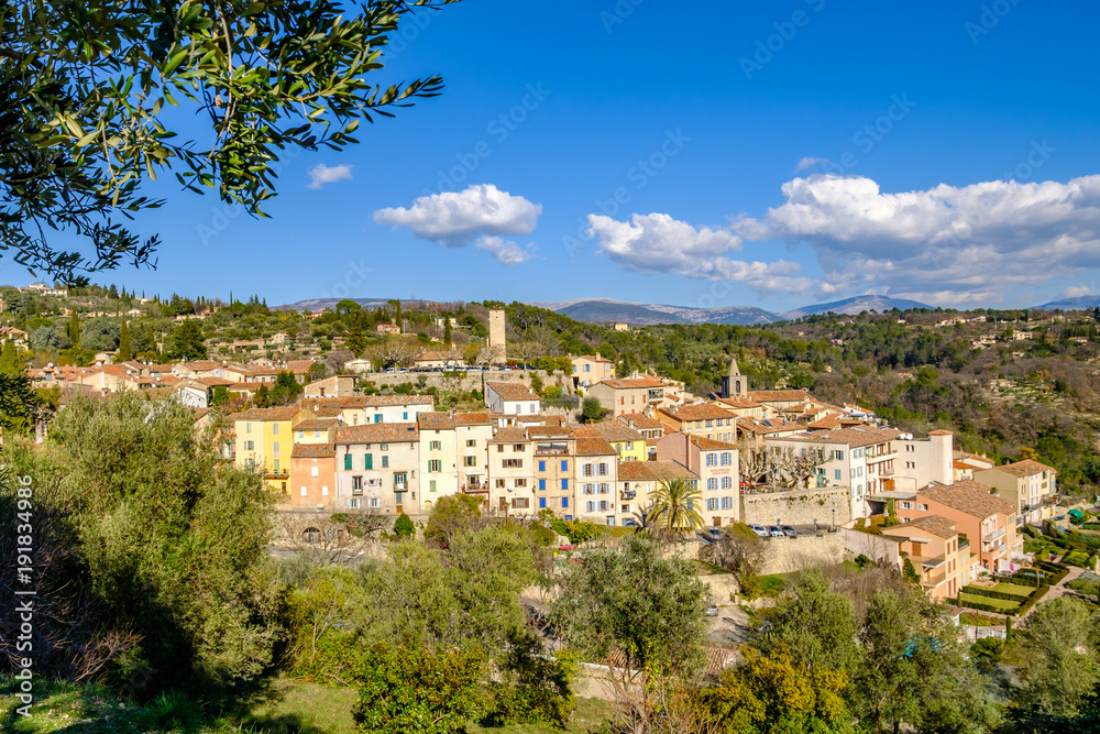 Vue panoramique sur le village de Tourrettes, Provence, France.