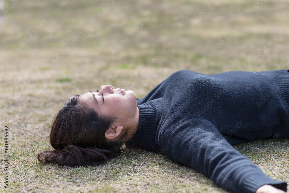 芝生に寝転ぶ女性 芝生に寝転ぶ女性