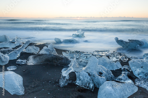 Foto The Jokulsarlon glacier lagoon and ice beach Diamond Beach lagoon iceberg Jokuls