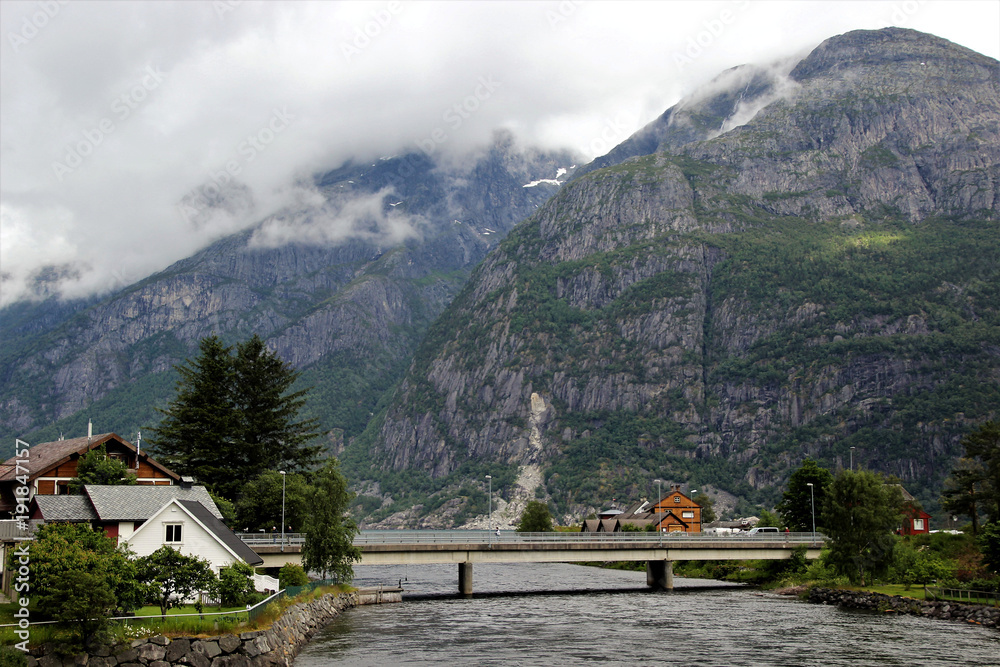 Norwegen am Eidfjord zwischen den Bergen mit Brücke über den Fluss