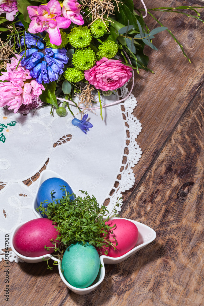 Vintage Ostertisch mit Blumen und gefärbten Ostereiern