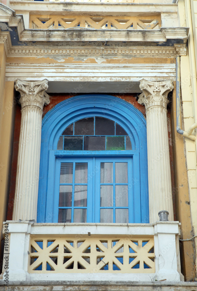 Héraklion, Crête, fenêtre avec colonnes et porte bleue Héraklion, Crête, fenêtre avec colonnes et porte bleue