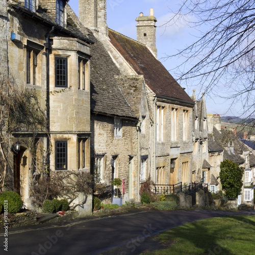 England, Oxfordshire, Cotswolds, winter sunshine on the picturesque homes that line The Hill in Burford